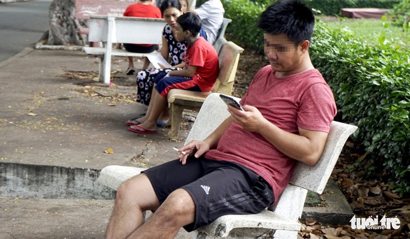 Hút thuốc vô tư ở bệnh viện, bến xe trong tuần lễ… không thuốc lá - Ảnh 6. Hút thuốc vô tư ở bệnh viện, bến xe trong tuần lễ… không thuốc lá - Ảnh 6.