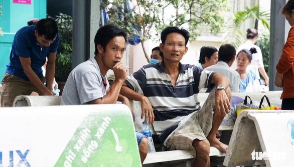 Hút thuốc vô tư ở bệnh viện, bến xe trong tuần lễ… không thuốc lá - Ảnh 10. Hút thuốc vô tư ở bệnh viện, bến xe trong tuần lễ… không thuốc lá - Ảnh 10.