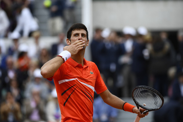 Djokovic có chiến thắng đặc biệt để vào vòng 3 Roland Garros 2019 - Ảnh 1.