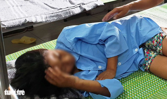 Công an viên thừa nhận còng tay, dùng gậy đánh bé gái thiểu năng - Ảnh 2. Công an viên thừa nhận còng tay, dùng gậy đánh bé gái thiểu năng - Ảnh 2.