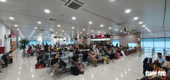 Vietjet nói về vụ máy bay hư lốp, khách chờ 5 tiếng chưa bay lại - Ảnh 1. Vietjet nói về vụ máy bay hư lốp, khách chờ 5 tiếng chưa bay lại - Ảnh 1.