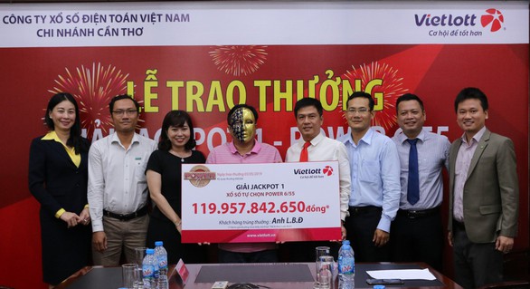 Khách hàng trúng Jackpot 1 của Vietlott đóng góp hơn 11 tỷ đồng cho ngân sách tỉnh Cà Mau - Ảnh 2. Khách hàng trúng Jackpot 1 của Vietlott đóng góp hơn 11 tỷ đồng cho ngân sách tỉnh Cà Mau - Ảnh 2.