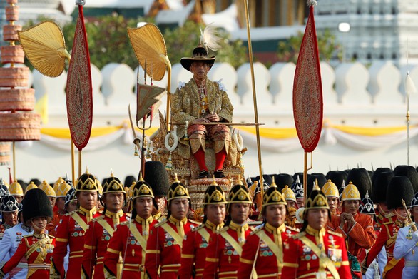 Con mèo Xiêm trong lễ đăng cơ của vua Thái là mèo giả hay thật? - Ảnh 2. Con mèo Xiêm trong lễ đăng cơ của vua Thái là mèo giả hay thật? - Ảnh 2.
