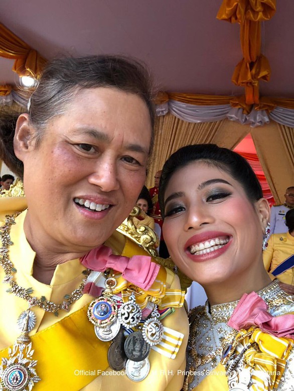 Con gái vua Thái trẻ trung, nhí nhảnh bất ngờ - Ảnh 4. Con gái vua Thái trẻ trung, nhí nhảnh bất ngờ - Ảnh 4.
