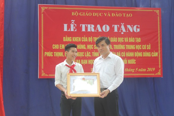 Bộ GD-ĐT tặng bằng khen nam sinh cứu 3 học sinh đuối nước - Ảnh 1. Bộ GD-ĐT tặng bằng khen nam sinh cứu 3 học sinh đuối nước - Ảnh 1.