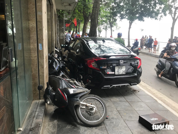 Ôtô bỗng dưng lệch đường, quét hàng loạt xe máy trên phố Hà Nội - Ảnh 4.