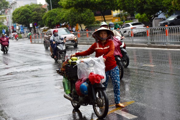 TP.HCM mưa diện rộng, nhiều tuyến đường ngập nước - Ảnh 5. TP.HCM mưa diện rộng, nhiều tuyến đường ngập nước - Ảnh 5.