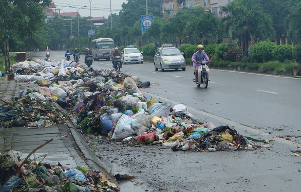 Hà Nội, TP.HCM vẫn phổ biến tình trạng để rác trước cửa nhà - Ảnh 1. Hà Nội, TP.HCM vẫn phổ biến tình trạng để rác trước cửa nhà - Ảnh 1.