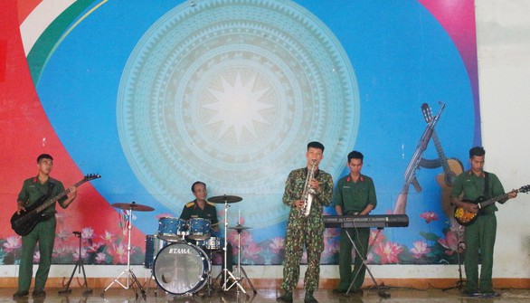 Ban nhạc đồng đội của trung đoàn 88 - Ảnh 1. Ban nhạc đồng đội của trung đoàn 88 - Ảnh 1.