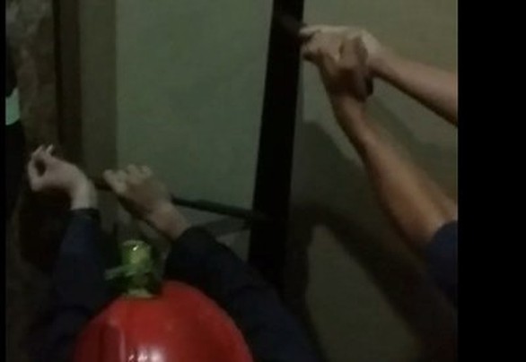 Phá cửa thang máy khách sạn, giải cứu 8 người mắc kẹt - Ảnh 1. Phá cửa thang máy khách sạn, giải cứu 8 người mắc kẹt - Ảnh 1.