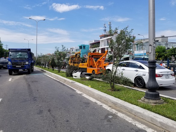 Tránh xe máy, 4 ôtô tông nhau - Ảnh 1. Tránh xe máy, 4 ôtô tông nhau - Ảnh 1.