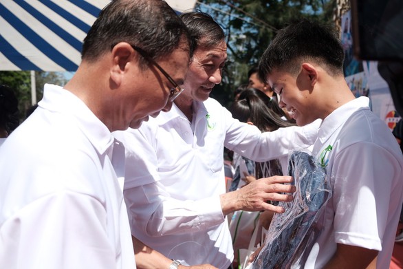 Trồng cây xanh, làm sạch bãi biển Cần Giờ - Ảnh 3. Trồng cây xanh, làm sạch bãi biển Cần Giờ - Ảnh 3.