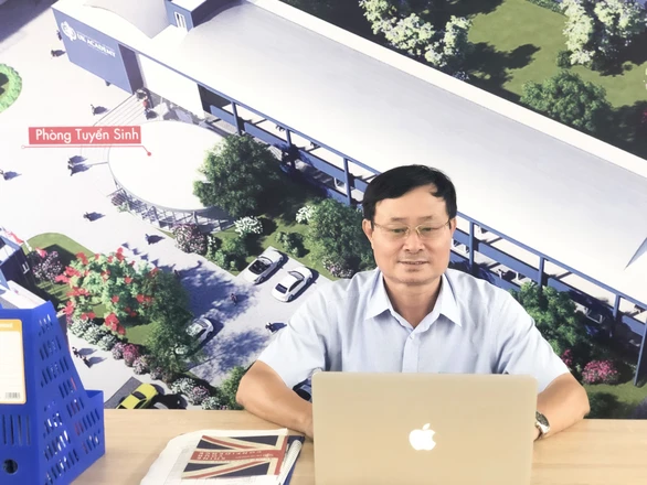 Nguyên hiệu trưởng Quốc học Huế cầm lái UK Academy Huế - Ảnh 1. Nguyên hiệu trưởng Quốc học Huế cầm lái UK Academy Huế - Ảnh 1.