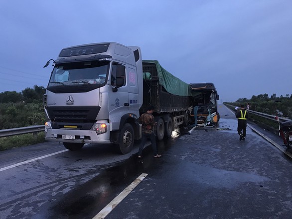 Xe giường nằm tông xe đầu kéo trên cao tốc, 3 người bị thương nặng - Ảnh 3. Xe giường nằm tông xe đầu kéo trên cao tốc, 3 người bị thương nặng - Ảnh 3.
