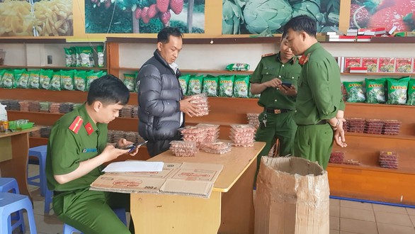 Bắt 2 cò đặc sản Đà Lạt, truy tới 2 cơ sở kinh doanh đặc sản có vấn đề - Ảnh 2. Bắt 2 cò đặc sản Đà Lạt, truy tới 2 cơ sở kinh doanh đặc sản có vấn đề - Ảnh 2.