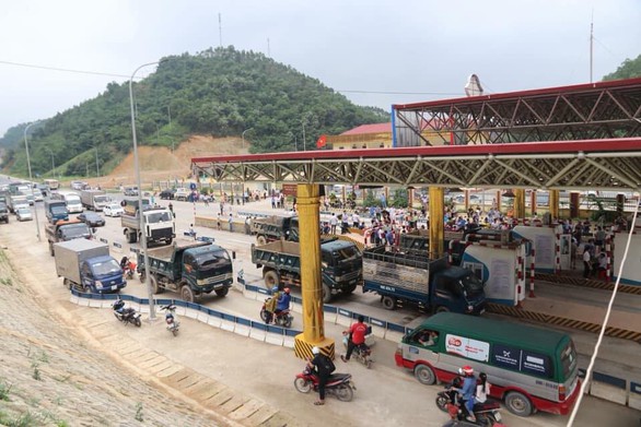 Trạm BOT Hòa Lạc - Hòa Bình tắc nghẽn vì tài xế dàn xe phản đối - Ảnh 1. Trạm BOT Hòa Lạc - Hòa Bình tắc nghẽn vì tài xế dàn xe phản đối - Ảnh 1.
