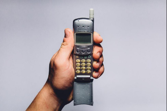 Bạn dám bỏ smartphone, xài nắp gập cùi bắp để nhận ngay ngàn đô? - Ảnh 1. Bạn dám bỏ smartphone, xài nắp gập cùi bắp để nhận ngay ngàn đô? - Ảnh 1.