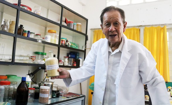 Giáo sư 83 tuổi ngày ngày hóa phép rác thành... tiền - Ảnh 1. Giáo sư 83 tuổi ngày ngày hóa phép rác thành... tiền - Ảnh 1.