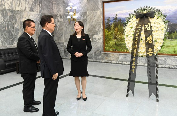 Em gái ông Kim đến chia buồn, gửi hoa viếng cựu đệ nhất phu nhân Hàn Quốc - Ảnh 2. Em gái ông Kim đến chia buồn, gửi hoa viếng cựu đệ nhất phu nhân Hàn Quốc - Ảnh 2.