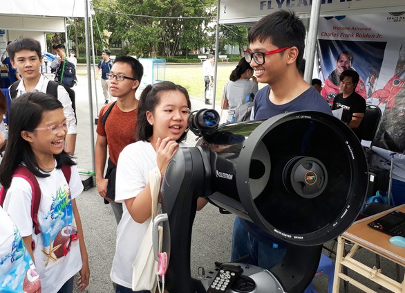 Học sinh tiểu học TP.HCM hỏi cựu tổng giám đốc NASA về điều đáng sợ nhất trên vũ trụ - Ảnh 3. Học sinh tiểu học TP.HCM hỏi cựu tổng giám đốc NASA về điều đáng sợ nhất trên vũ trụ - Ảnh 3.