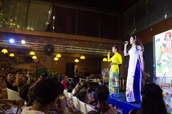 Những bóng hồng chuyển giới hát lô tô ở Sài Gòn - Ảnh 1. Những bóng hồng chuyển giới hát lô tô ở Sài Gòn - Ảnh 1.
