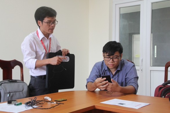 Thiết bị gian lận thi cử tung hoành trên mạng lẫn cửa hàng - Ảnh 1. Thiết bị gian lận thi cử tung hoành trên mạng lẫn cửa hàng - Ảnh 1.