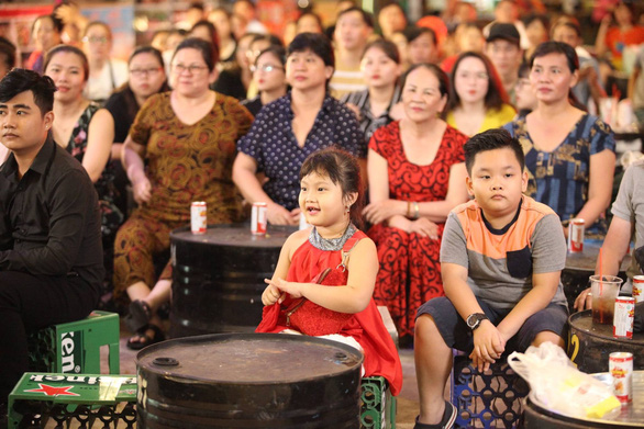 Những bóng hồng chuyển giới hát lô tô ở Sài Gòn - Ảnh 4. Những bóng hồng chuyển giới hát lô tô ở Sài Gòn - Ảnh 4.