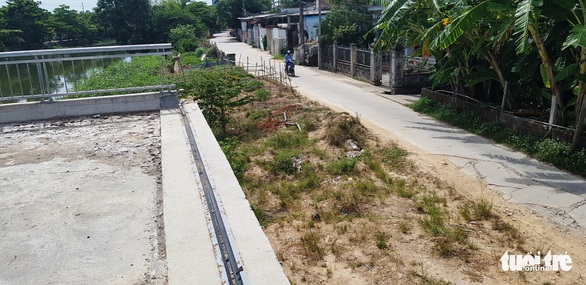 Cầu thành nơi... đá banh vì 8 tháng không có đường dẫn - Ảnh 3. Cầu thành nơi... đá banh vì 8 tháng không có đường dẫn - Ảnh 3.