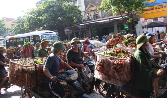 Tái diễn tắc đường mùa vải thiều Lục Ngạn - Ảnh 2. Tái diễn tắc đường mùa vải thiều Lục Ngạn - Ảnh 2.