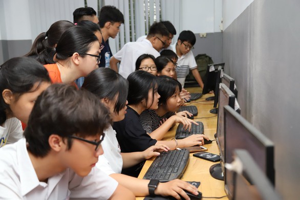 TP.HCM công bố điểm thi lớp 10 - Ảnh 1. TP.HCM công bố điểm thi lớp 10 - Ảnh 1.