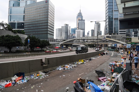 Hong Kong dần trở về nhịp sống bình thường sau những ngày hỗn loạn - Ảnh 11. Hong Kong dần trở về nhịp sống bình thường sau những ngày hỗn loạn - Ảnh 11.