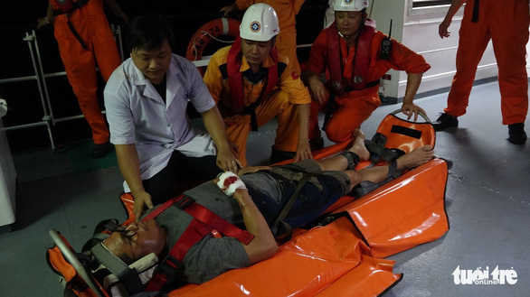 Cứu thuyền viên người Philippines gặp nạn trên vùng biển Việt Nam - Ảnh 3. Cứu thuyền viên người Philippines gặp nạn trên vùng biển Việt Nam - Ảnh 3.