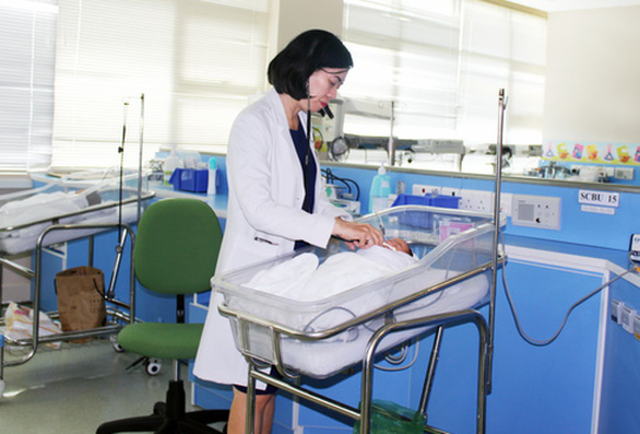 Phác đồ giờ vàng cứu sống bé gái sinh non nặng 800g - Ảnh 1. Phác đồ giờ vàng cứu sống bé gái sinh non nặng 800g - Ảnh 1.
