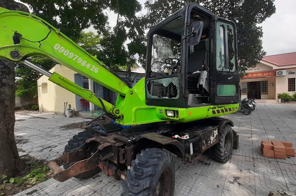 Tạm giữ hình sự hai người cản trở chính quyền dẹp dự án ma - Ảnh 1. Tạm giữ hình sự hai người cản trở chính quyền dẹp dự án ma - Ảnh 1.
