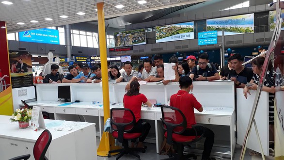 Hàng trăm người kẹt ở sân bay Cam Ranh vì hủy chuyến liên tục - Ảnh 4. Hàng trăm người kẹt ở sân bay Cam Ranh vì hủy chuyến liên tục - Ảnh 4.