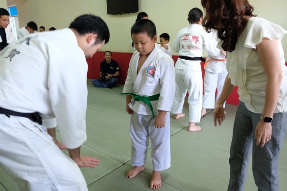 Lính thủy Nhật vật Judo với vận động viên Việt - Ảnh 2. Lính thủy Nhật vật Judo với vận động viên Việt - Ảnh 2.