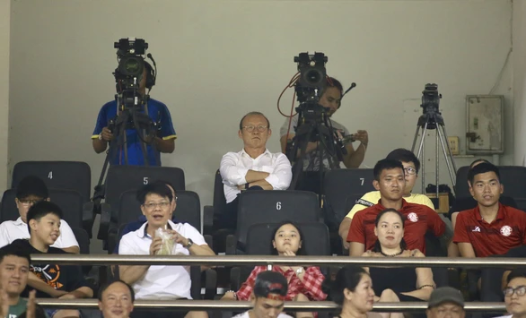 Sân Thống Nhất dậy sóng vì trọng tài trong ngày kết thúc lượt đi V-League 2019 - Ảnh 5. Sân Thống Nhất dậy sóng vì trọng tài trong ngày kết thúc lượt đi V-League 2019 - Ảnh 5.
