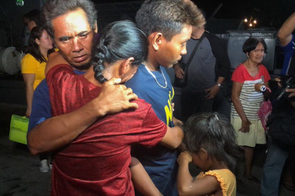 Ngư dân Philippines: Tàu cá Việt Nam là ân nhân của chúng tôi - Ảnh 1. Ngư dân Philippines: Tàu cá Việt Nam là ân nhân của chúng tôi - Ảnh 1.