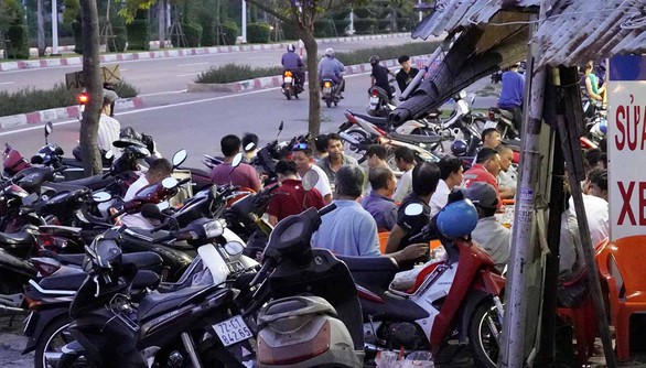Có luật rồi, hết thấp thỏm lo chồng đi... tiếp khách - Ảnh 1. Có luật rồi, hết thấp thỏm lo chồng đi... tiếp khách - Ảnh 1.