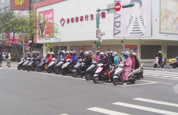 Dân Đài tuân thủ luật giao thông vì sợ... chết - Ảnh 1. Dân Đài tuân thủ luật giao thông vì sợ... chết - Ảnh 1.