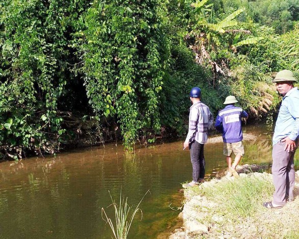 Đi mò cua bắt ốc, hai mẹ con chết đuối thương tâm - Ảnh 1. Đi mò cua bắt ốc, hai mẹ con chết đuối thương tâm - Ảnh 1.
