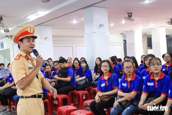 20.000 lượt sinh viên tình nguyện tại bến xe, trường học tiếp sức mùa thi - Ảnh 3. 20.000 lượt sinh viên tình nguyện tại bến xe, trường học tiếp sức mùa thi - Ảnh 3.