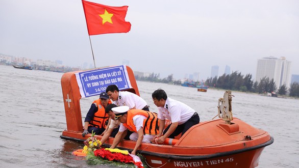 Thay áo cho đồng đội Gạc Ma - Ảnh 2. Thay áo cho đồng đội Gạc Ma - Ảnh 2.