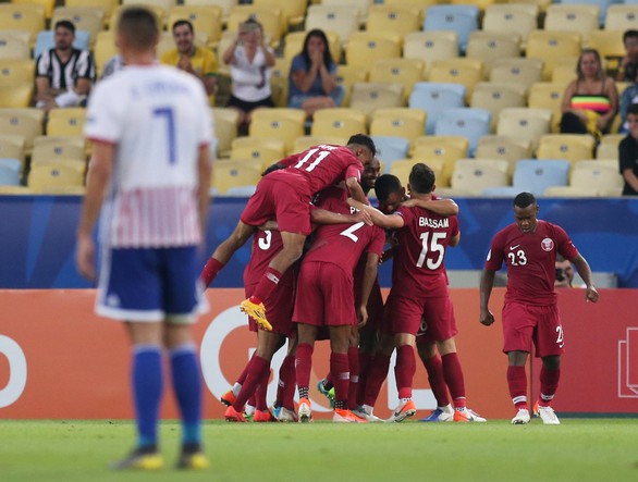 Qatar cầm hòa Paraguay sau khi bị dẫn trước 2 bàn - Ảnh 3. Qatar cầm hòa Paraguay sau khi bị dẫn trước 2 bàn - Ảnh 3.
