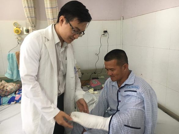 ‘Hiệp sĩ’ Nguyễn Tăng Tiên bị chém đứt gân ngón tay - Ảnh 1. ‘Hiệp sĩ’ Nguyễn Tăng Tiên bị chém đứt gân ngón tay - Ảnh 1.