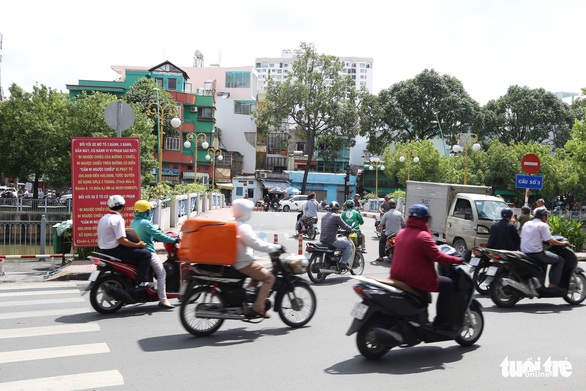 Bất chấp biển cấm, xe máy ầm ầm nối đuôi chạy ngược chiều tại TP.HCM - Ảnh 6. Bất chấp biển cấm, xe máy ầm ầm nối đuôi chạy ngược chiều tại TP.HCM - Ảnh 6.