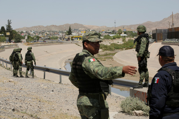 Mexico bắt đầu tuần tra biên giới, bắt gần 800 người di cư không giấy tờ - Ảnh 1. Mexico bắt đầu tuần tra biên giới, bắt gần 800 người di cư không giấy tờ - Ảnh 1.