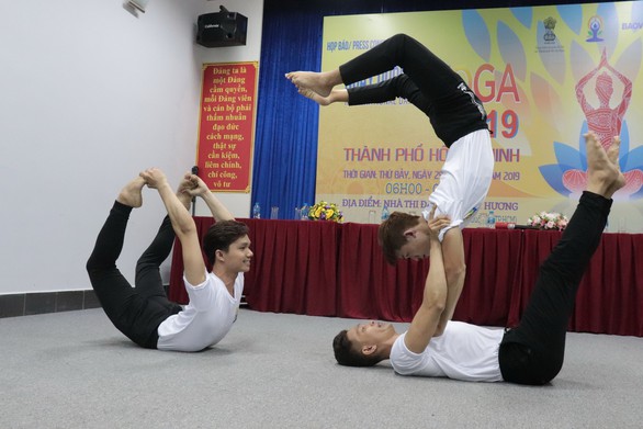 Khi đàn ông cũng tìm đến yoga... - Ảnh 1. Khi đàn ông cũng tìm đến yoga... - Ảnh 1.