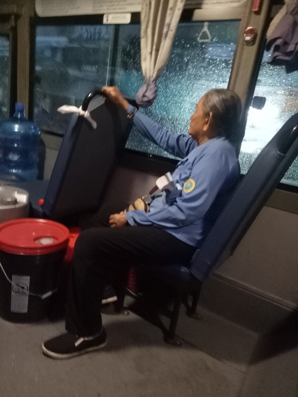 Cụ bà tiếp viên trên xe buýt số 14: Hay tui cho chị mượn 1 triệu? - Ảnh 1. Cụ bà tiếp viên trên xe buýt số 14: Hay tui cho chị mượn 1 triệu? - Ảnh 1.
