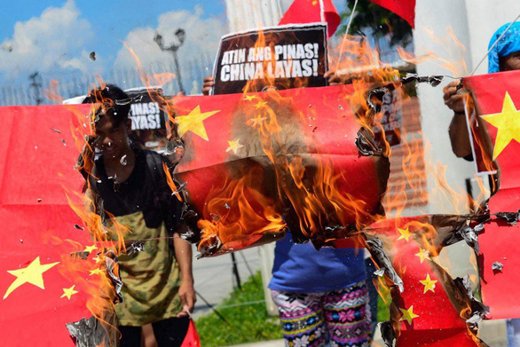 Dân Philippines đốt cờ Trung Quốc sau phát ngôn của ông Duterte - Ảnh 1.